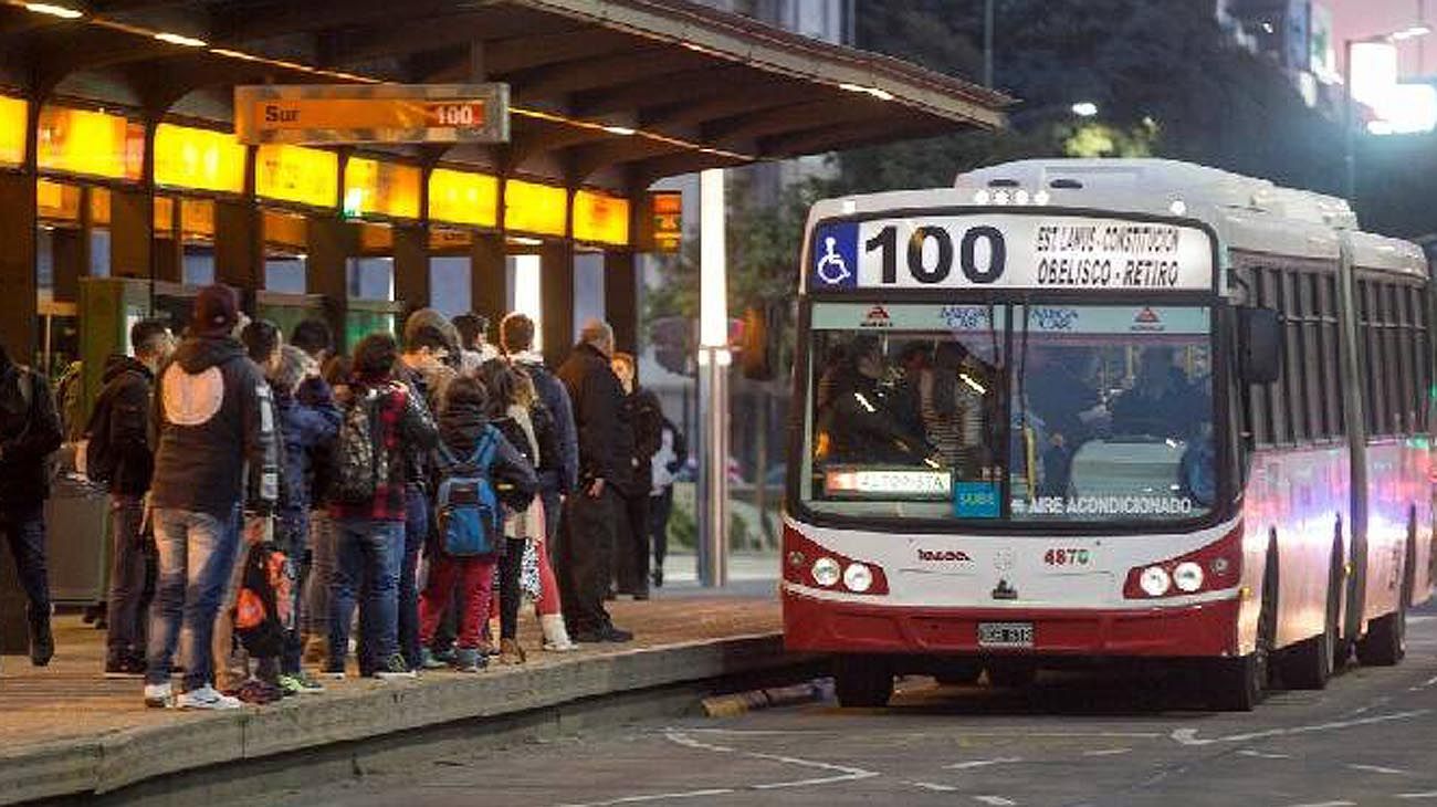 Manzur admitió que el Gobierno estudia una suba del 40% en los boletos de micros del AMBA