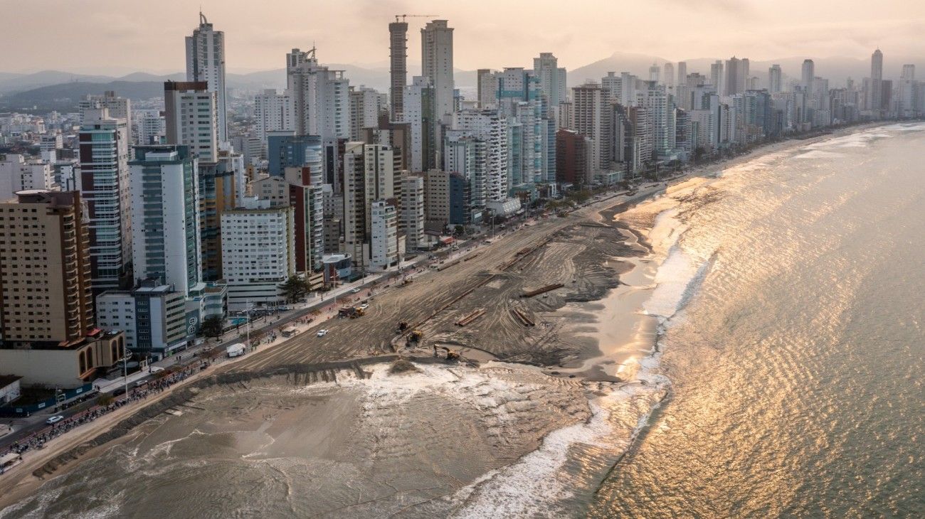 Jan de Nul inició obras de dragado para la ampliación de la playa de Camboriú