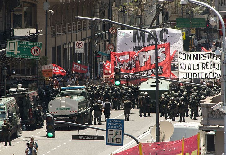 Empujones y forcejeos entre diputados y efectivos de Gendarmería al grito de "que se vayan"