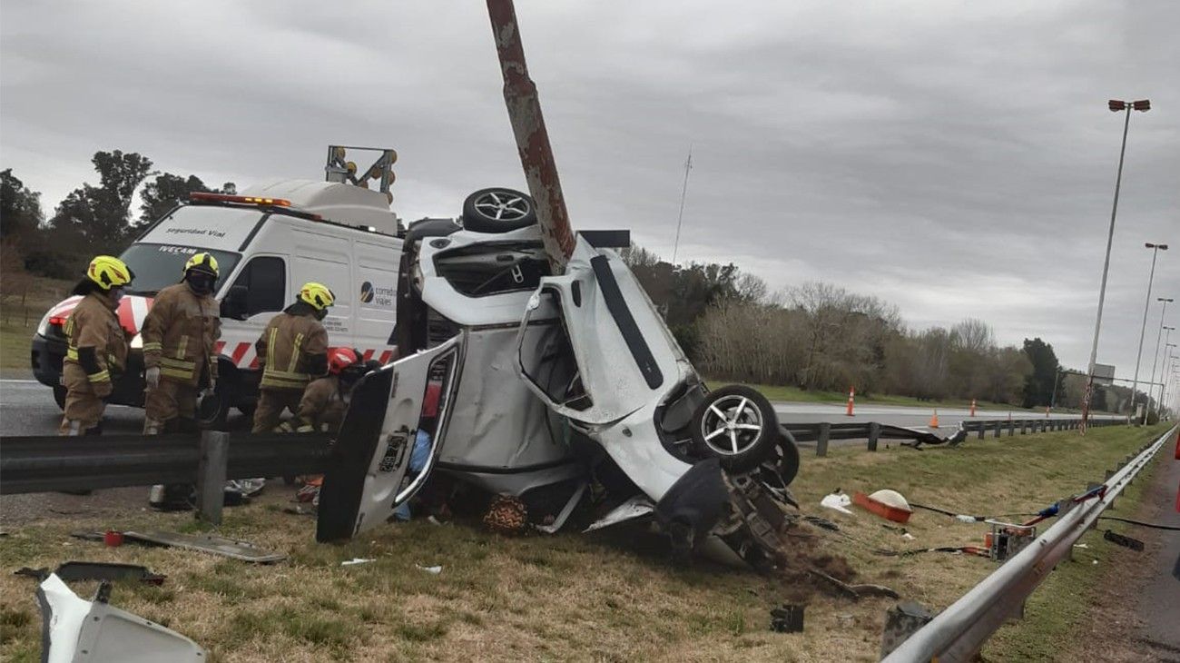 Vuelco fatal en la autopista Cañuelas-Ezeiza: murieron cuatro personas y hay un herido