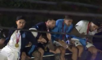 Video: el peligroso momento que vivieron los jugadores de la Selección mientras iban en el micro rumbo a la AFA