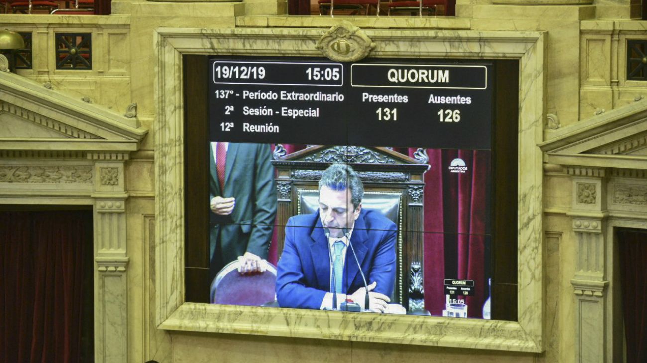 El Gobierno todavía no reglamentó la Ley de Emergencia: aún no rige el 30% de recargo para el "dólar ahorro"