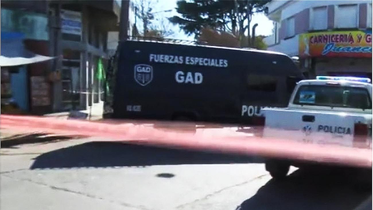 Una mujer tuvo un brote psicótico y comenzó a disparar el arma de su padre expolicía