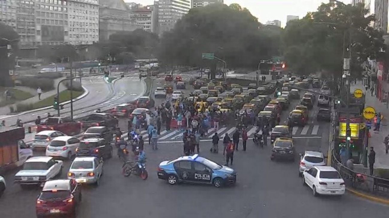 Nueva protesta de taxistas impide la circulación en la zona del Obelisco