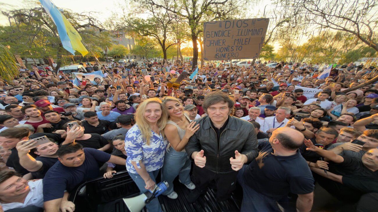 Javier Milei encabezó la caravana de campaña de La Libertad Avanza en Corrientes con Virginia Gallardo: "Vamos por el camino correcto"