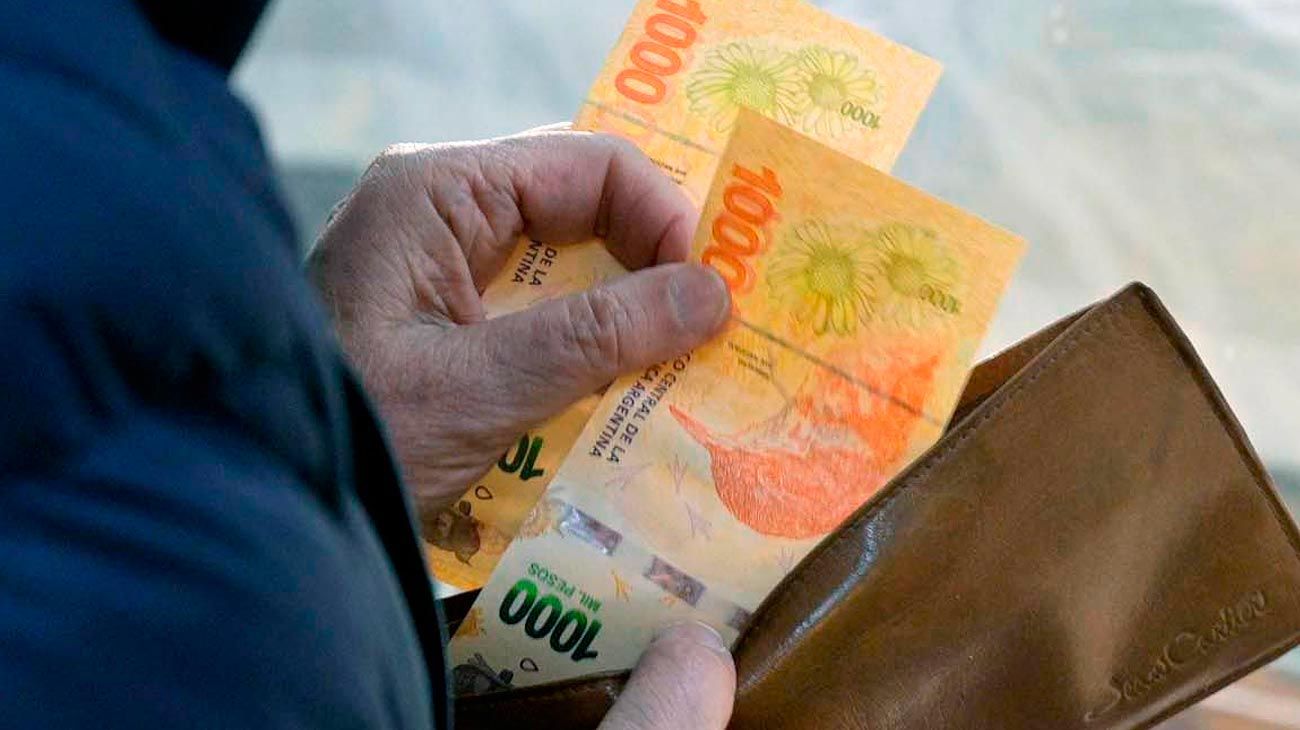 Sin diálogo entre sindicatos y empresarios, el Gobierno define