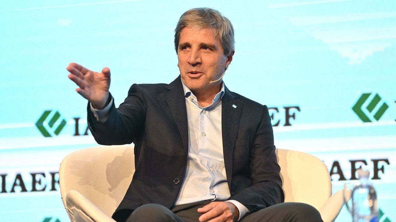 Tras pagar intereses de deuda, Luis Caputo festejó el superávit financiero de abril por $572.341 millones