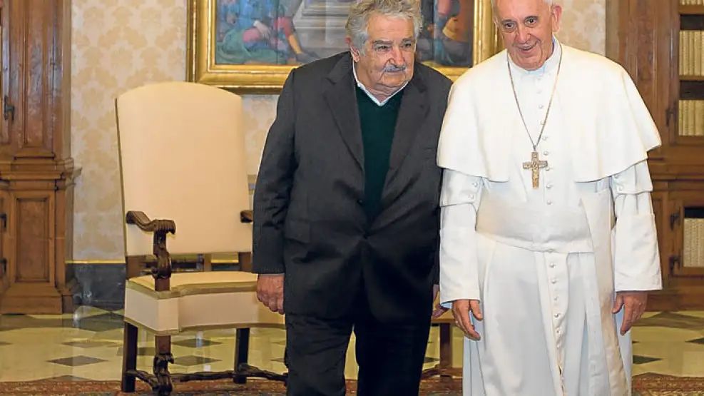 Cómo funciona la monarquía más vieja del mundo según Pepe Mujica y el Papa Francisco