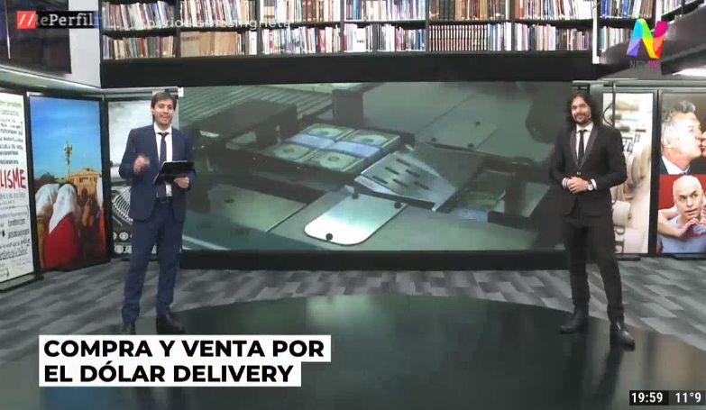 De las "cuevas" de calle Florida a las redes sociales: cómo es la compra y venta del dólar delivery