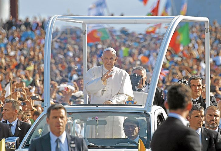 Francisco llegó a Portugal para canonizar a pastores de Fátima