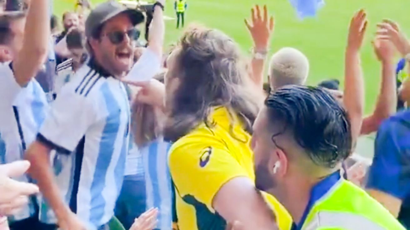 Qatar 2022: un australiano no se bancó el resultado y se enfrentó con hinchas argentinos