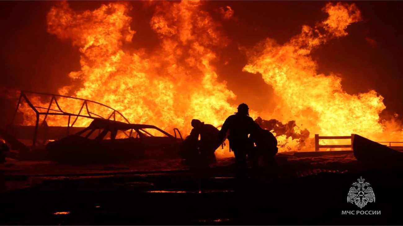 Terrible incendio en una estación de servicio en Rusia: dejó 35 muertos y un enorme cráter