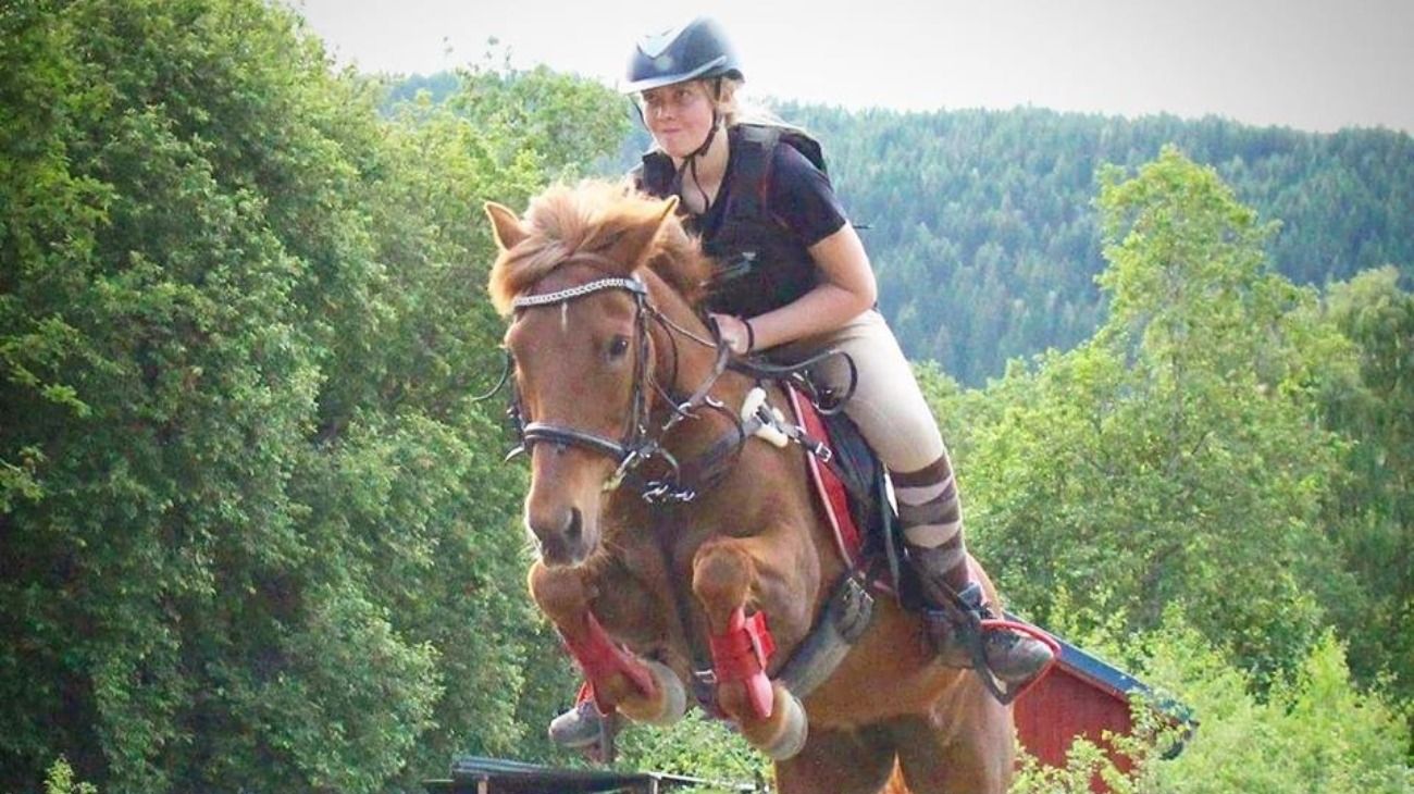 Se comió a su propio caballo y ahora la amenazan por las redes sociales