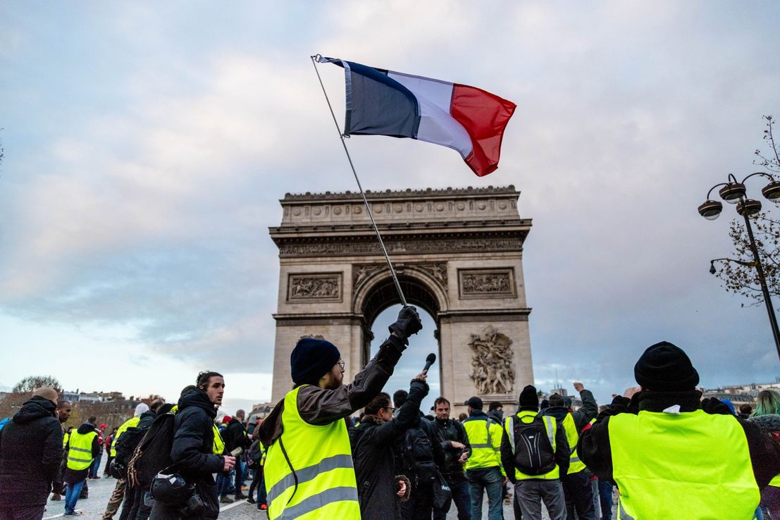 Macron deberá hacer un gran gesto para terminar la crisis
