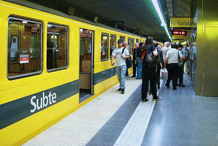 Seis empresas compiten por quedarse con el subte porteño