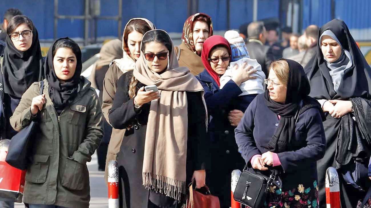 Después de las violentas protestas, Irán revisa la ley que obliga al velo femenino
