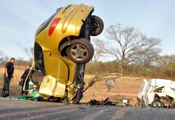 Salta: choque terminó con un auto clavado de punta y tres muertos