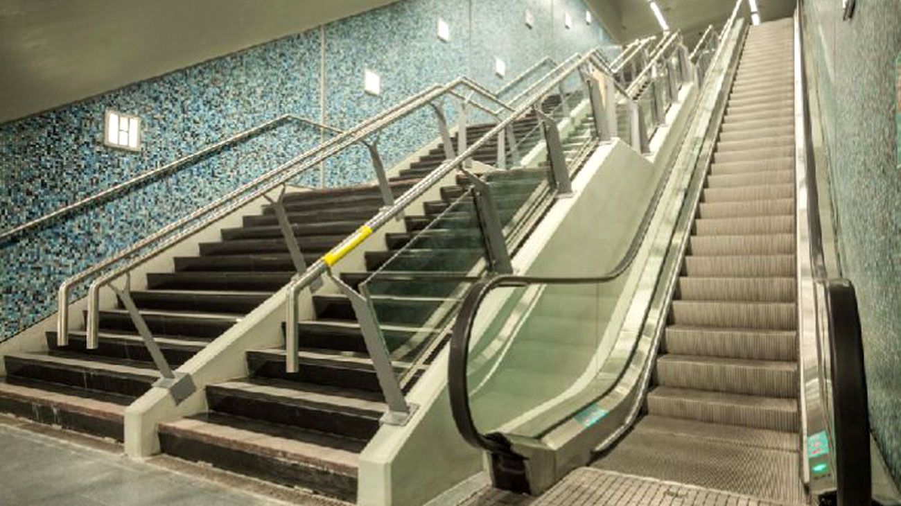 Video | Pidió viajar gratis en subte porque no andaban las escaleras y las encendieron