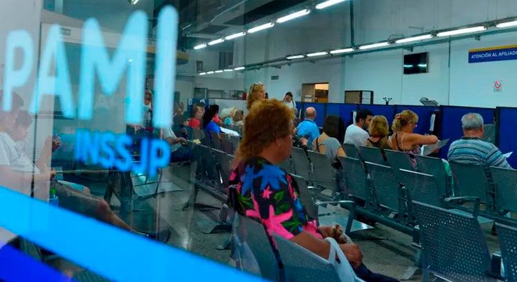 El gasto en medicamentos representa el 80% del ingreso real de un jubilado con la mínima