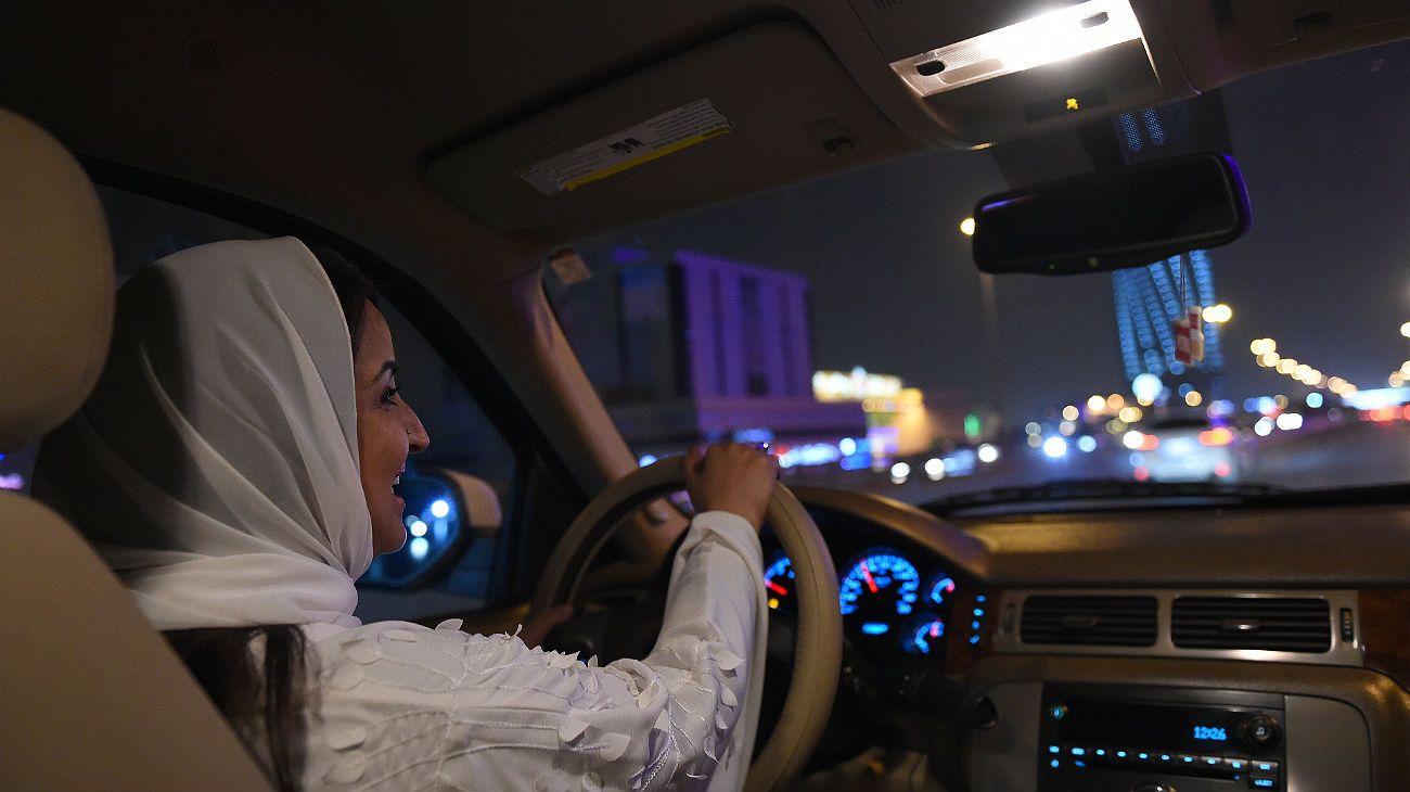 Dos milenios después, las mujeres de Arabia Saudita pueden manejar