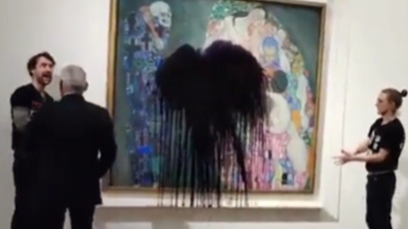Video: dos activistas atacaron una obra maestra de Klimt en Viena