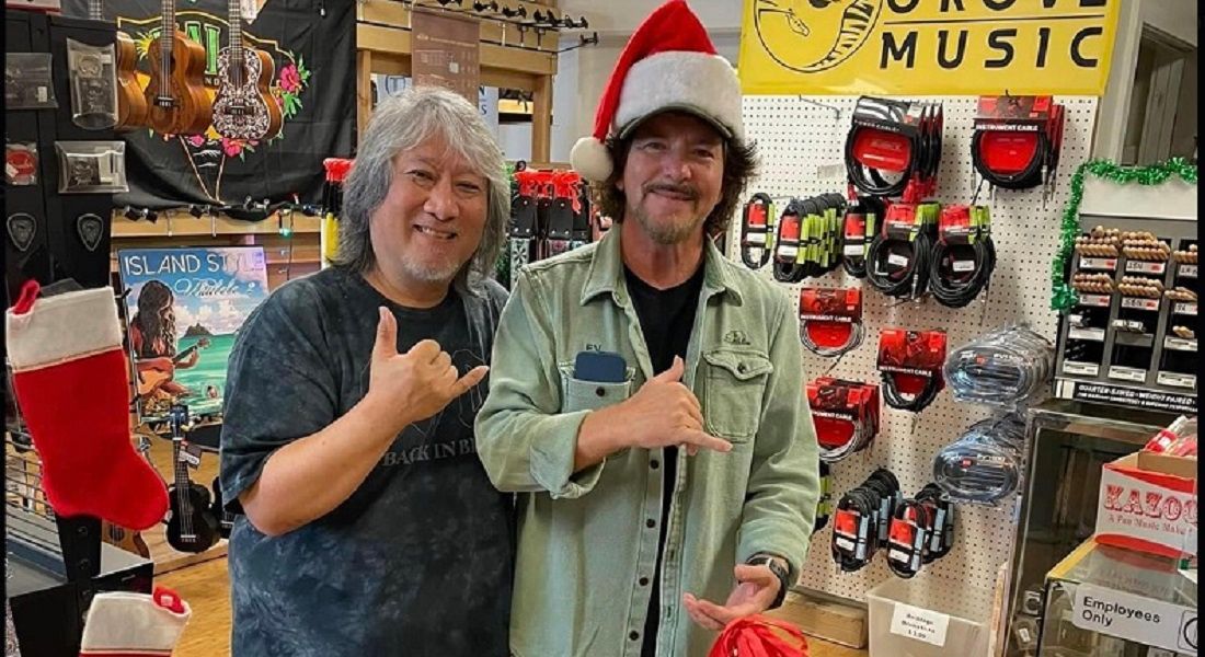 El cantante de Pearl Jam sorprende con particular regalo a tres chicos de Hawaii