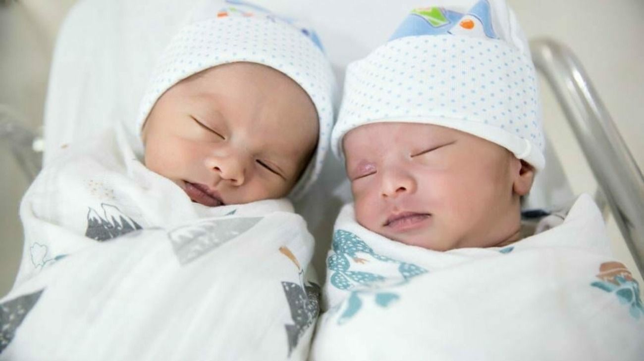 Creía que no podía tener hijos, adoptó mellizos y luego quedó embarazada: devolvió a los menores