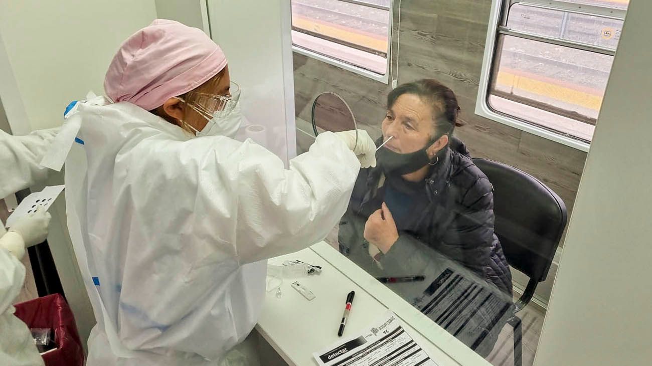 Analizan dos posibles casos de contagio con la variante Ómicron en la Ciudad de Buenos Aires