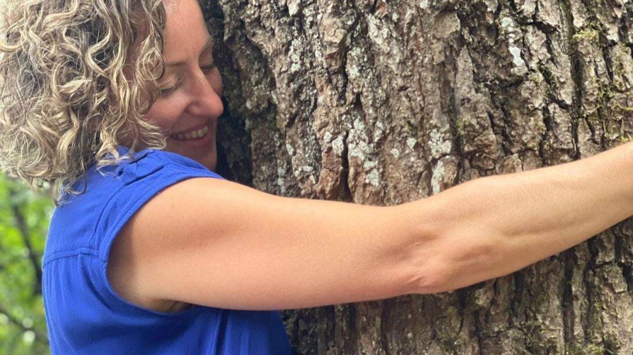 Tiene 45 años y afirma que mantiene una relación "erótica" con un árbol desde 2020