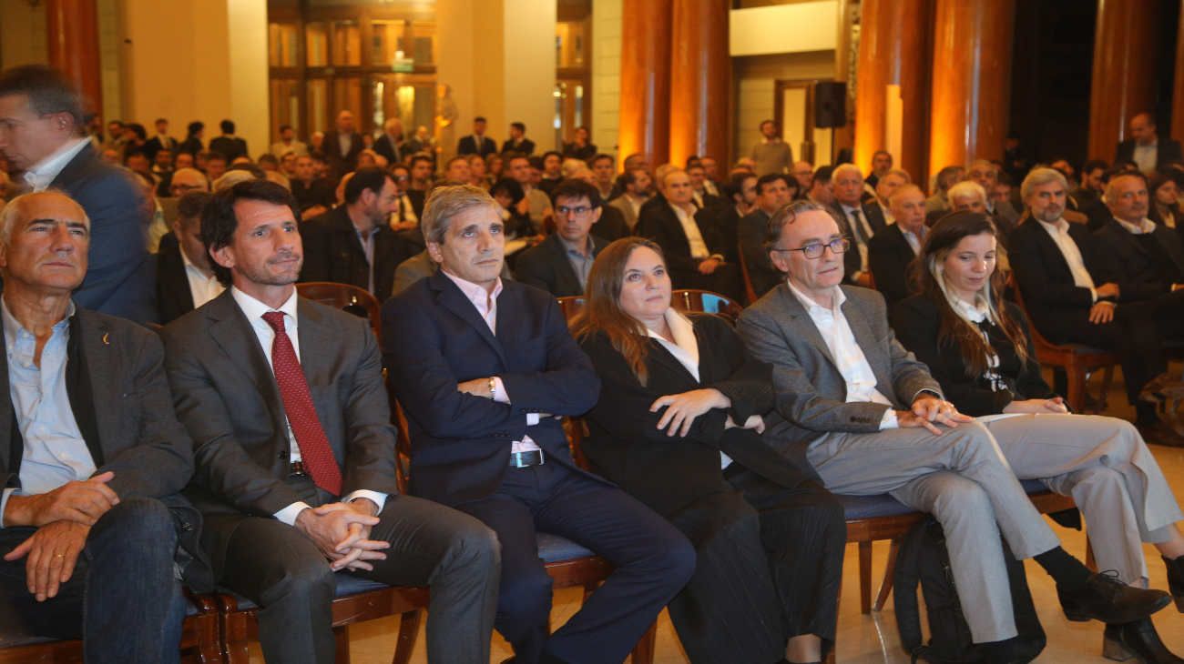 El rezo de Luis Caputo a las inversiones, las dudas de la recuperación en V y el nacimiento de la Pipa