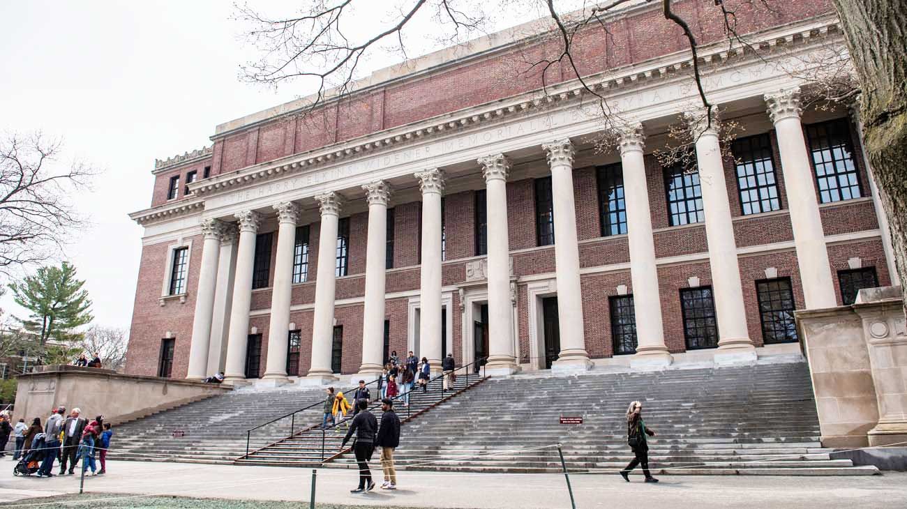 Harvard da pelea y demanda al gobierno de EE.UU.