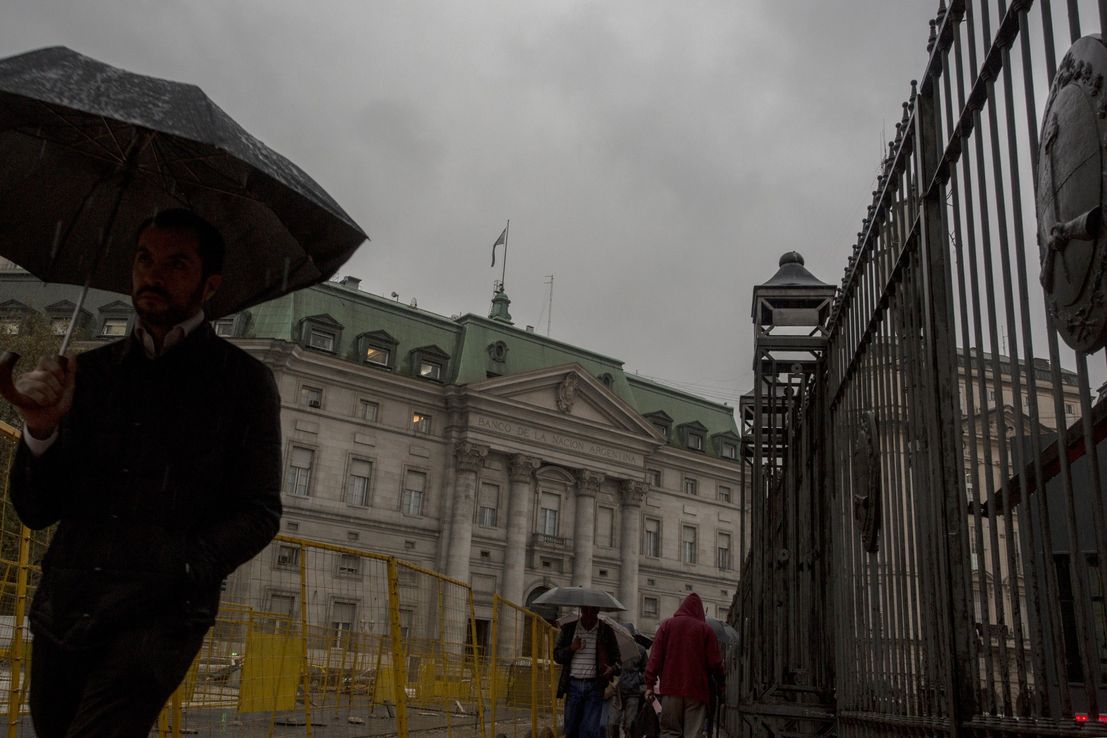 Peso argentino en mínimo tras liquidación de mercados emergentes