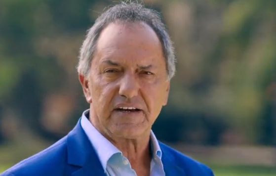 Daniel Scioli desafió el "mar embravecido" kirchnerista, con nuevo video de hazañas deportivas y foto con Néstor