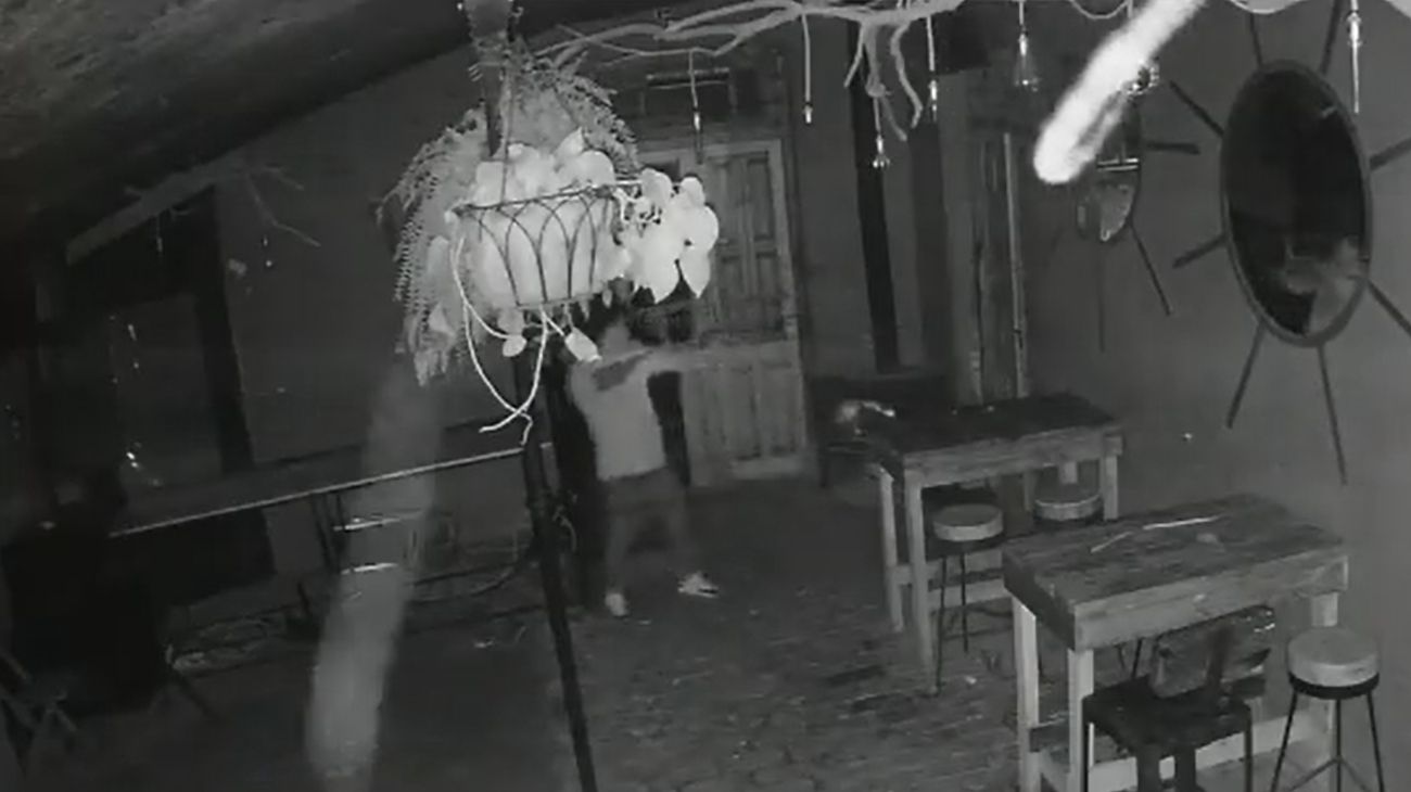 Un policía atacó a balazos a los clientes de un bar porque lo habían echado