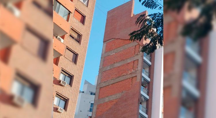 "Siempre supimos que se iba a caer": exinquilina del hostel contiguo al edificio que colapsó en Córdoba