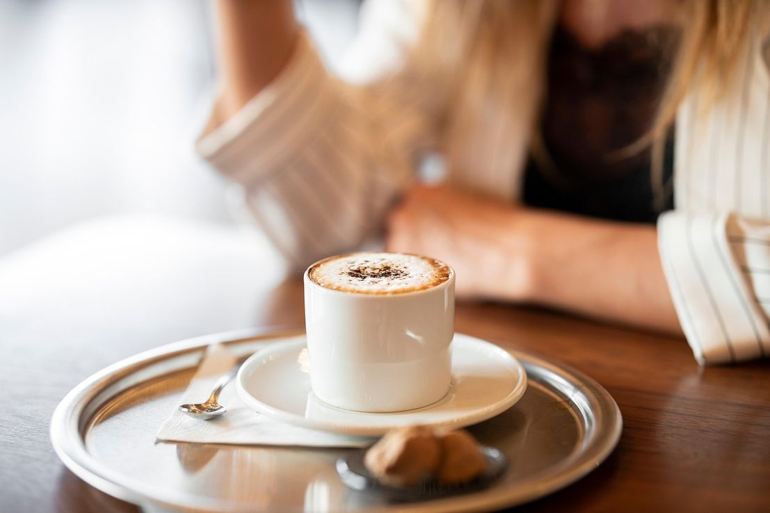 Café en ayunas: beneficios, riesgos y recomendaciones clave