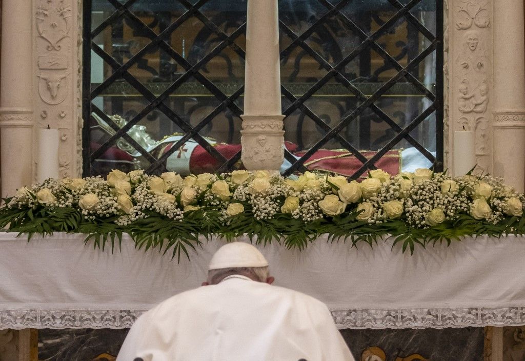 Francisco oró en la tumba de Celestino V, el Papa que renunció, y elogió su valentía