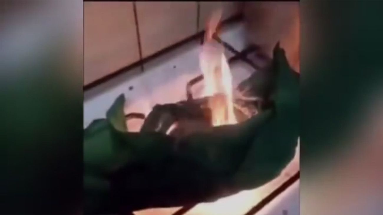 Quemó el pañuelo verde de su hija a favor del aborto: "Así se educa a las pendejas"