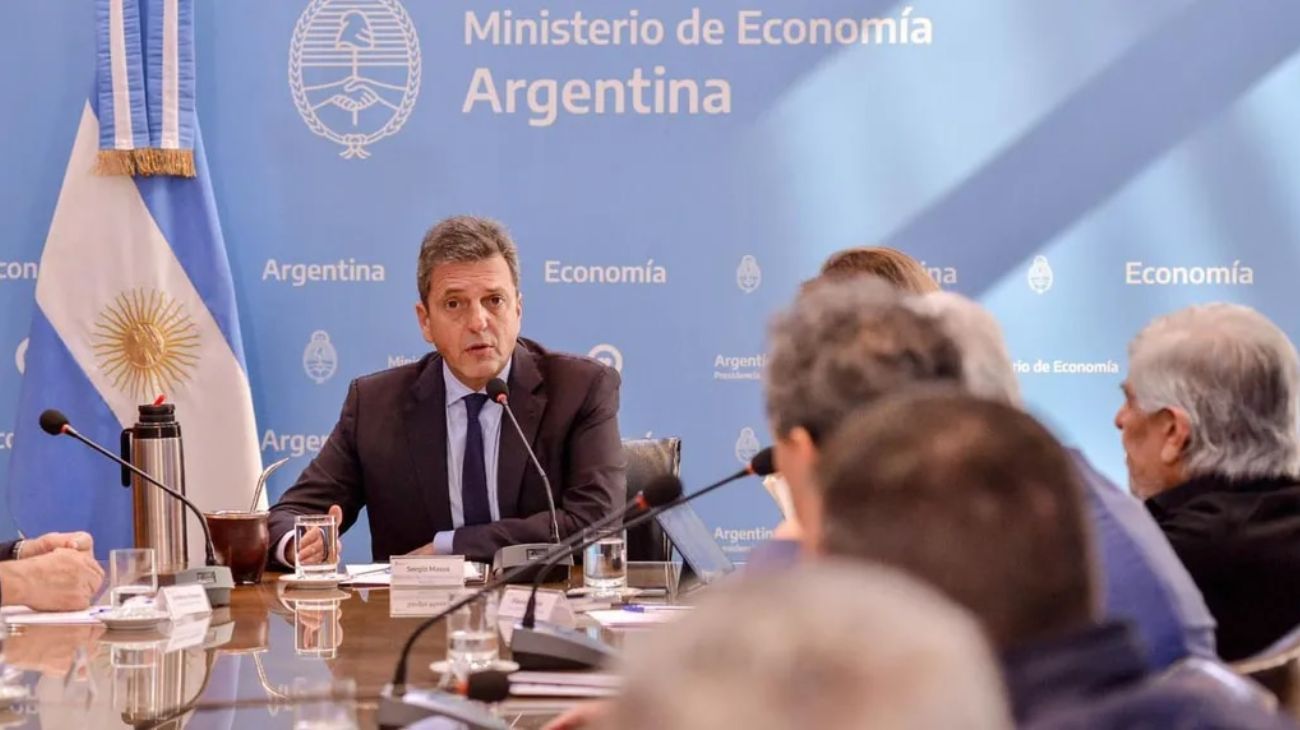 Tasas vs dólar, la carrera que Sergio Massa busca evitar
