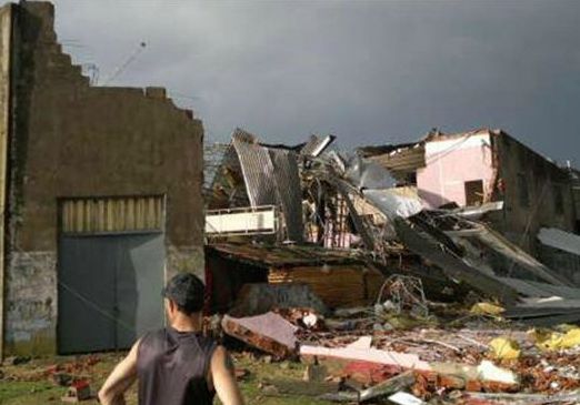 Temporal devasta Chivilcoy y deja un muerto en Lomas