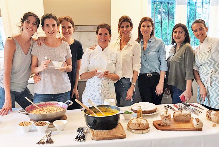 Juliana Awada tuvo en Olivos una clase de cocina en familia