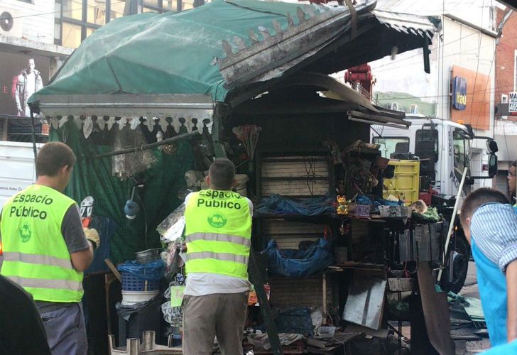 Tensión en Liniers: la Policía desalojó a casi 500 manteros