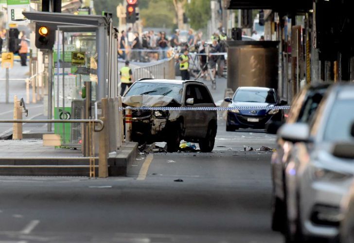 Un auto atropelló a peatones en Melbourne: 14 heridos