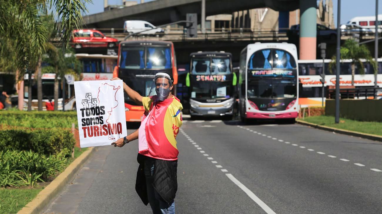 Transportistas al borde la quiebra: 36 horas de protesta en la 9 de Julio