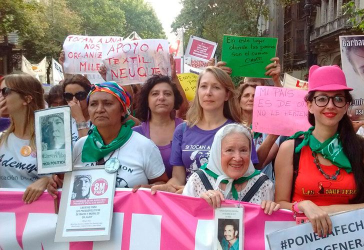 Día de la Mujer: incidentes, fuego y agresiones a cronistas en la Catedral