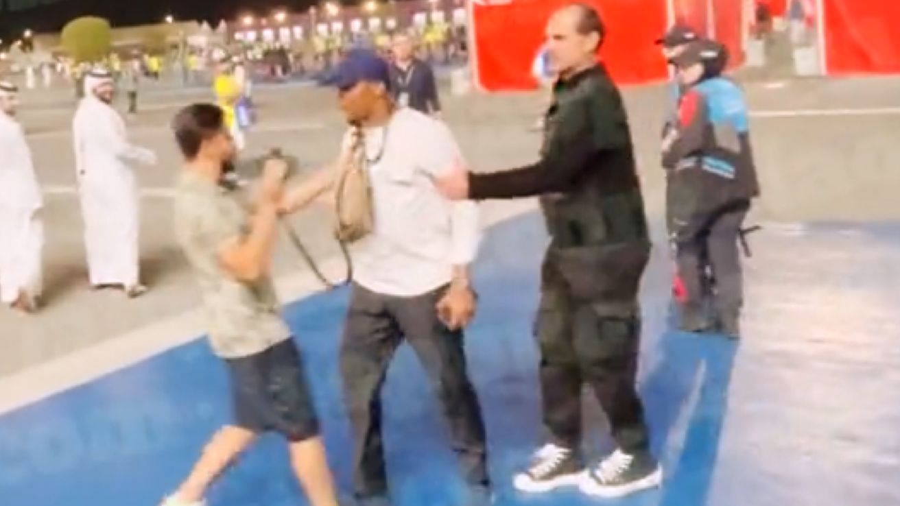Video: Eto'o golpeó a un 'youtuber' tras el partido de Brasil con Corea del Sur