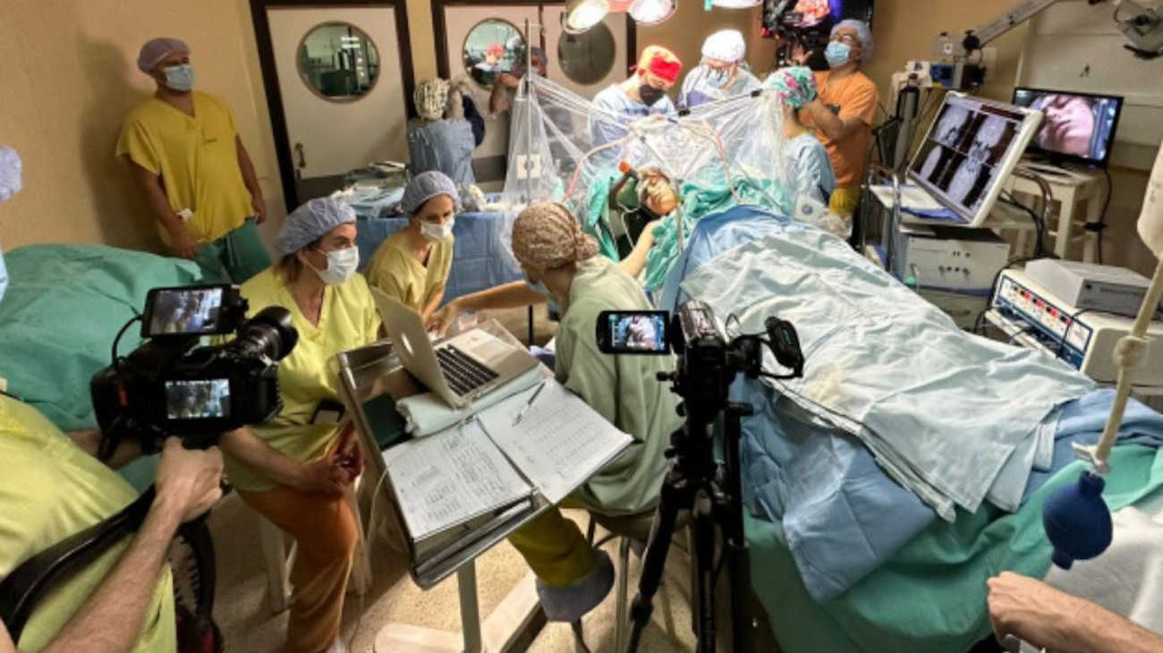 Operaron "despierto" a un joven para extirparle un tumor cerebral y respondió preguntas durante la cirugía