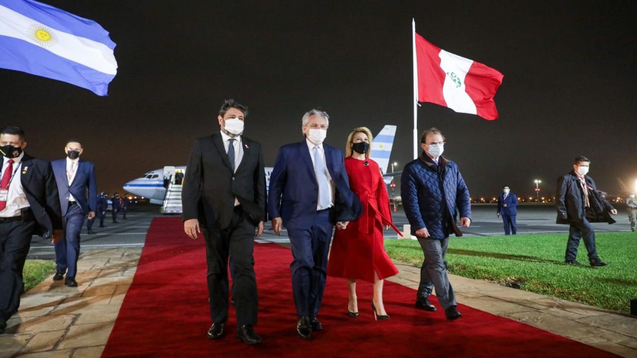 Alberto Fernández llegó a Perú para asistir a la ceremonia de asunción de Pedro Castillo