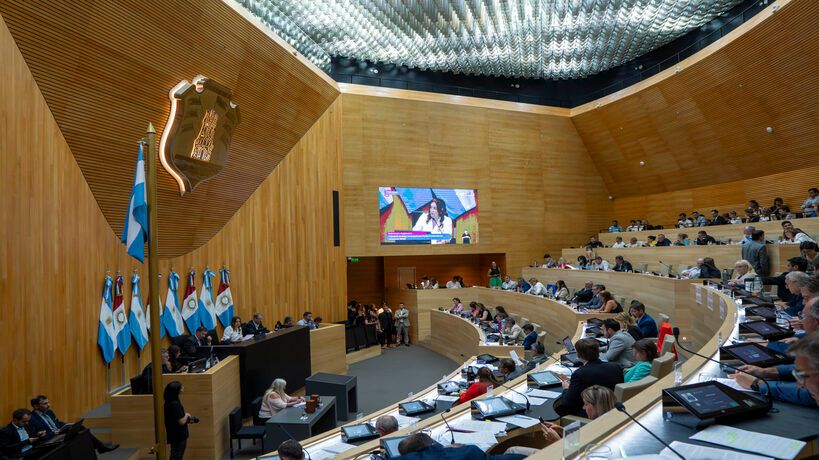 Sin debate y por desempate, el PJ avanzó con una nueva reforma al reglamento de la Unicameral