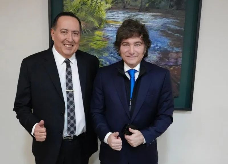 Dólares y fe: los milagros no alcanzan